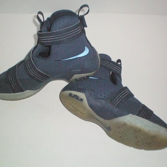 2016 Nike Lebron James Soldier 10 Basketball Shoes Size 6Y - Picture 1 of 6